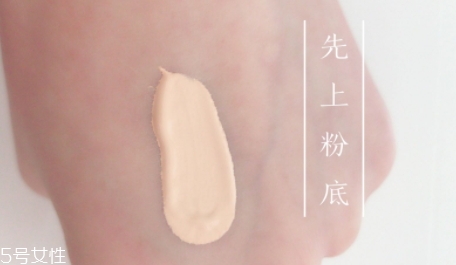 散粉可以直接涂臉上嗎？不建議直接用