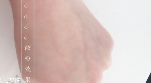 散粉可以直接涂臉上嗎？不建議直接用