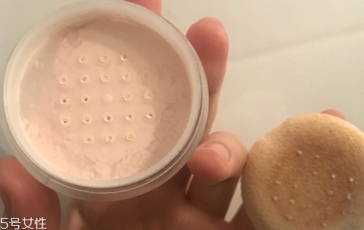 散粉可以補(bǔ)妝和定妝嗎？從散粉的功效來說