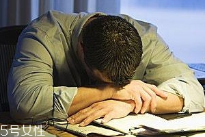 熬夜有哪些風(fēng)險(xiǎn)？小心造成慢性自殺