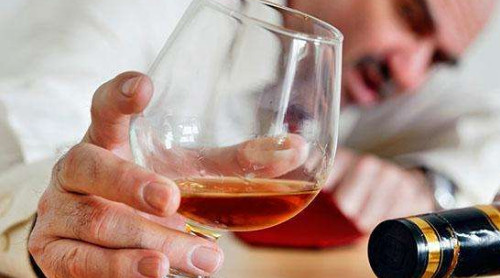 喝酒時(shí)不能吃什么？這四種食物千萬(wàn)別吃