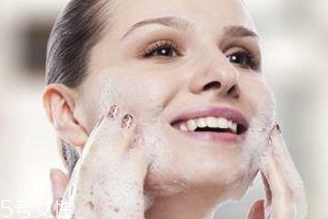 洗臉有白皮怎么回事？洗面奶太強(qiáng)勁