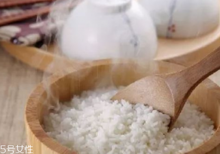 熱水煮飯還是冷水煮飯好？這樣煮飯更好吃