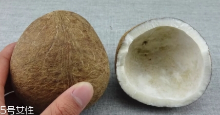 泰國(guó)烤椰子多少錢(qián)一個(gè)？味道非常特別