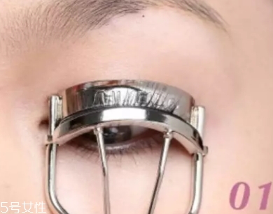 睫毛夾可以不涂睫毛膏嗎？