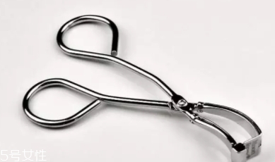 睫毛夾可以不涂睫毛膏嗎？