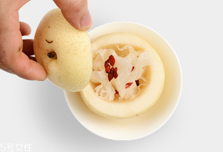 冰糖雪梨的正確做法 吃冰糖雪梨要注意什么 冰糖雪梨的正確做法 吃冰糖雪梨要注意什么