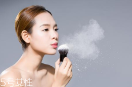 蜜粉可以用在唇部嗎？蜜粉可打造霧面雙唇