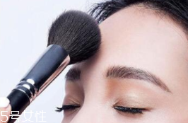 蜜粉可以用在唇部嗎？蜜粉可打造霧面雙唇