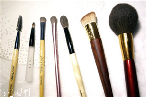 如何清洗化妝刷？眼影刷的選擇與使用方法