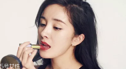 中年女性如何挑選口紅色號(hào)？帶藍(lán)色調(diào)唇色最美