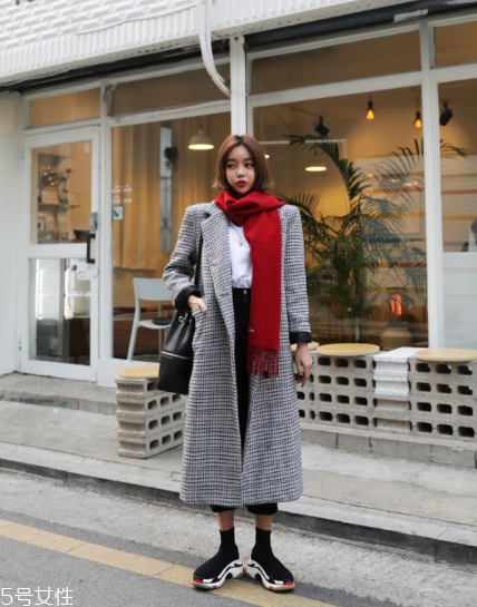 什么顏色圍巾顯臉白？選擇這幾條準(zhǔn)沒錯(cuò)