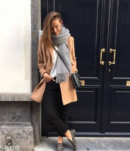灰色圍巾配什么顏色的衣服好看？來(lái)跟著街拍達(dá)人學(xué)學(xué)
