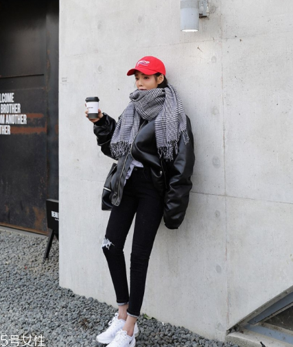 灰色圍巾配什么顏色的衣服好看？來(lái)跟著街拍達(dá)人學(xué)學(xué)
