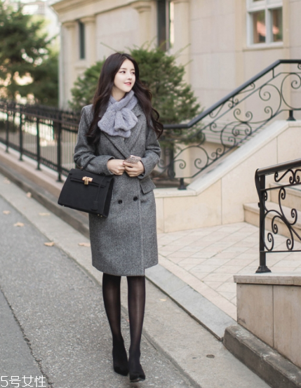 灰色圍巾配什么顏色的衣服好看？來(lái)跟著街拍達(dá)人學(xué)學(xué)