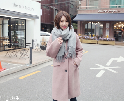 灰色圍巾配什么顏色的衣服好看？來(lái)跟著街拍達(dá)人學(xué)學(xué)