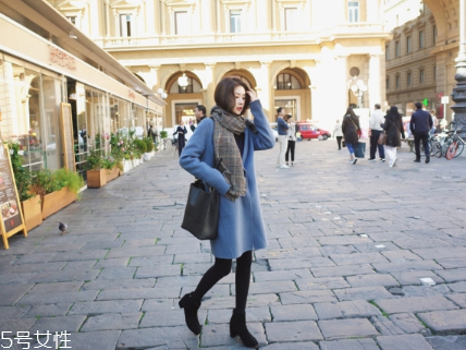 灰色圍巾配什么顏色的衣服好看？來(lái)跟著街拍達(dá)人學(xué)學(xué)