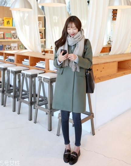 灰色圍巾配什么顏色的衣服好看？來(lái)跟著街拍達(dá)人學(xué)學(xué)