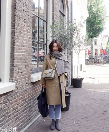 灰色圍巾配什么顏色的衣服好看？來(lái)跟著街拍達(dá)人學(xué)學(xué)