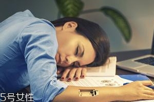 熬夜長膘什么原因？疲勞使人食欲大開