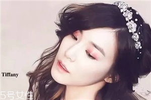 tiffany和pony酒紅色眼妝教程 化妝所需產(chǎn)品 tiffany和pony酒紅色眼妝教程 化妝所需產(chǎn)品