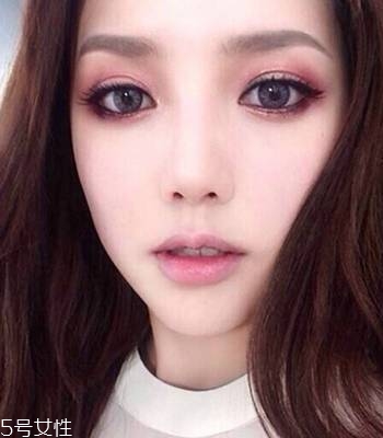 tiffany和pony酒紅色眼妝教程 化妝所需產(chǎn)品 tiffany和pony酒紅色眼妝教程 化妝所需產(chǎn)品