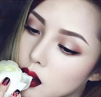 2018秋冬酒紅色眼妝怎么畫？神秘又有女人味的妝容
