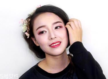 2018秋冬酒紅色眼妝怎么畫？神秘又有女人味的妝容