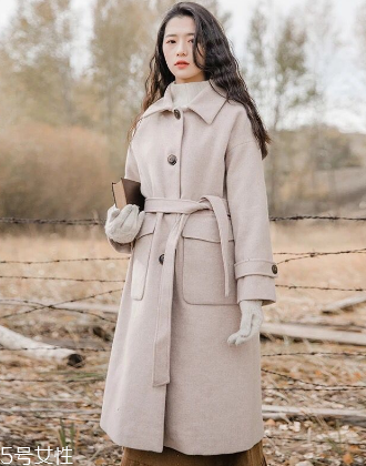 純色呢大衣怎么搭配？這樣搭美到?jīng)]朋友