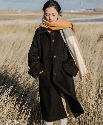 純色呢大衣怎么搭配？這樣搭美到?jīng)]朋友