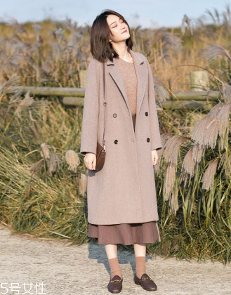 純色呢大衣怎么搭配？這樣搭美到?jīng)]朋友