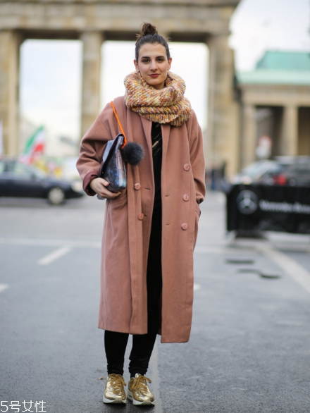 卡其色大衣配什么顏色圍巾？小搭配大心機(jī)