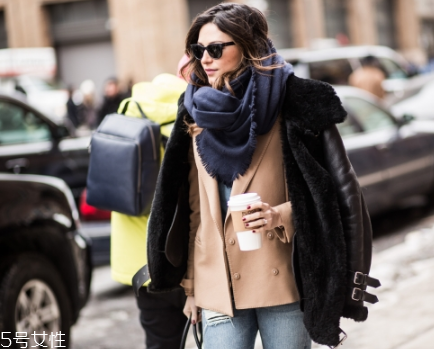 卡其色大衣配什么顏色圍巾？小搭配大心機(jī)