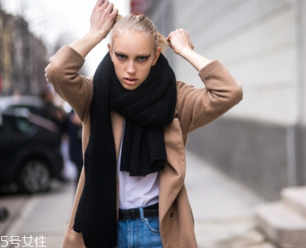 卡其色大衣配什么顏色圍巾？小搭配大心機(jī)