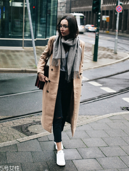 卡其色大衣配什么顏色圍巾？小搭配大心機(jī)