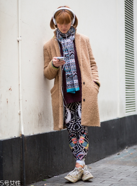 卡其色大衣配什么顏色圍巾？小搭配大心機(jī)