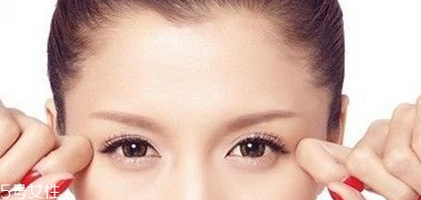 假睫毛是貼在上面還是下面？貼假睫毛的常見錯誤