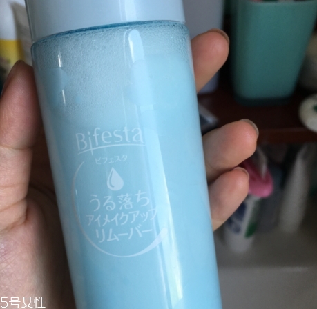 眼唇卸妝液和卸妝油哪個好？使用的區(qū)域不同