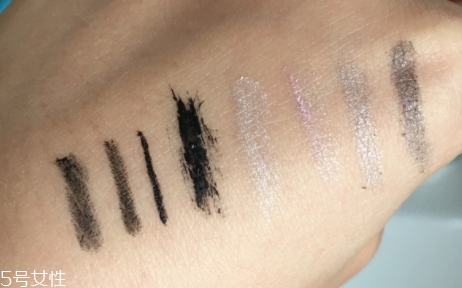 眼唇卸妝液和卸妝油哪個好？使用的區(qū)域不同