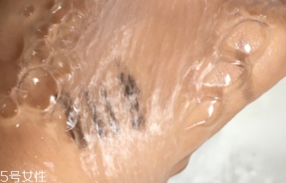 眼唇卸妝液和卸妝油哪個好？使用的區(qū)域不同