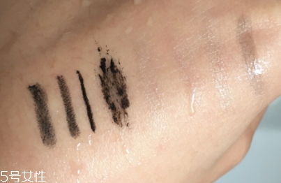 眼唇卸妝液和卸妝油哪個好？使用的區(qū)域不同