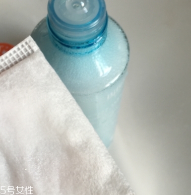 眼唇卸妝液和卸妝油哪個好？使用的區(qū)域不同