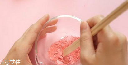 花瓣腮紅怎么做的？貌美又好用