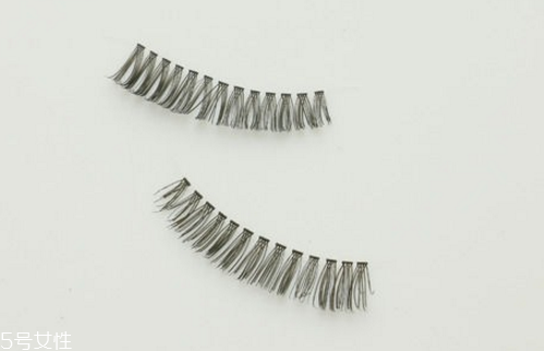 假睫毛是貼在上面還是下面？貼假睫毛的常見錯誤