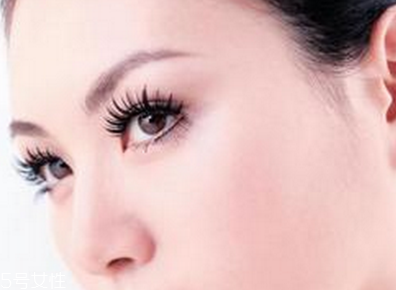 假睫毛是貼在上面還是下面？貼假睫毛的常見錯誤