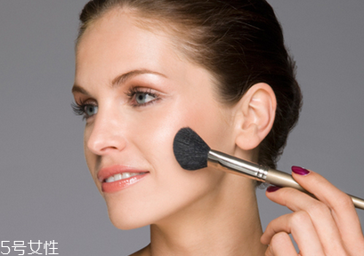 花瓣腮紅怎么做的？貌美又好用