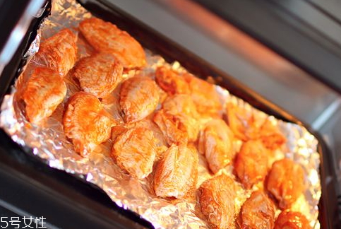 烤箱烤雞翅要刷油嗎 刷油雞翅味道更美 烤箱烤雞翅要刷油嗎 刷油雞翅味道更美