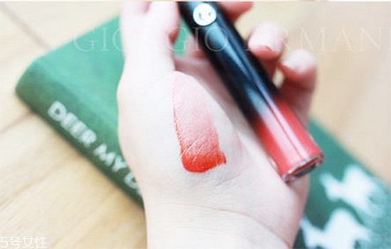 阿瑪尼黑管紅管哪個好？打造鮮艷欲滴的動人雙唇