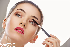 睫毛膏保質(zhì)期一般是多久？過期的睫毛膏還能這樣用