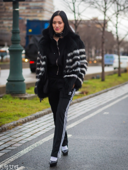 皮草搭配什么褲子好看？打造冬日新時尚